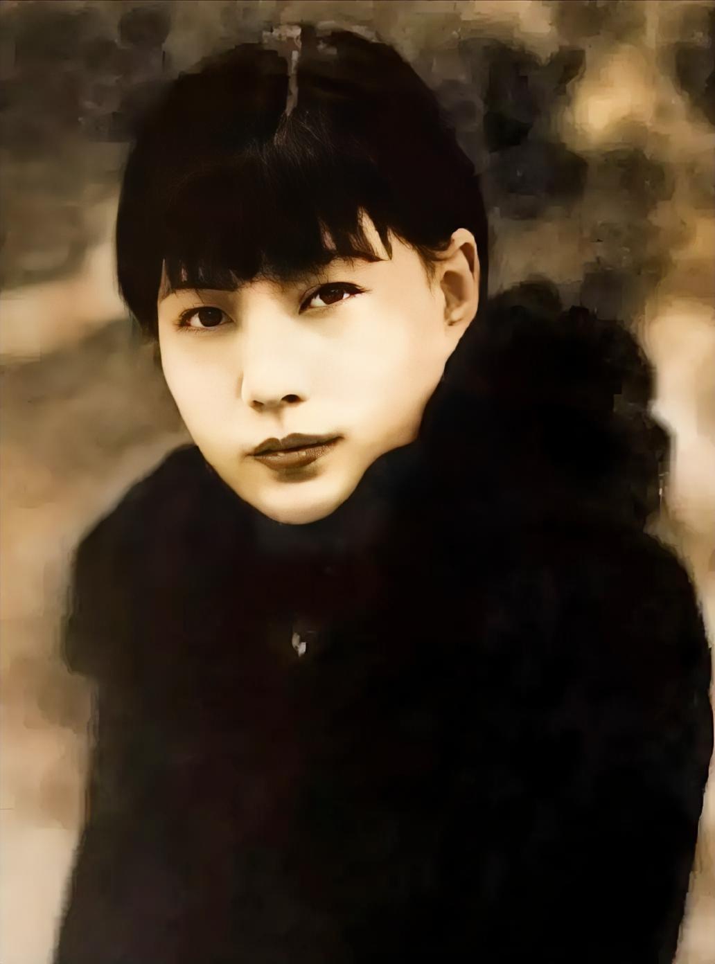 1937年，孟小冬去看望闺蜜姚玉兰，夜里与她同床而睡。谁料，闺蜜趁她睡熟溜出去，