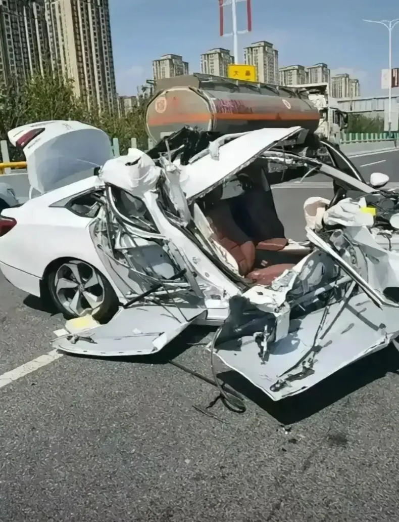 本田车，瞬间变成纸皮车，质量也太差了，你还敢买日系车吗？今天上班路上，偶遇一个