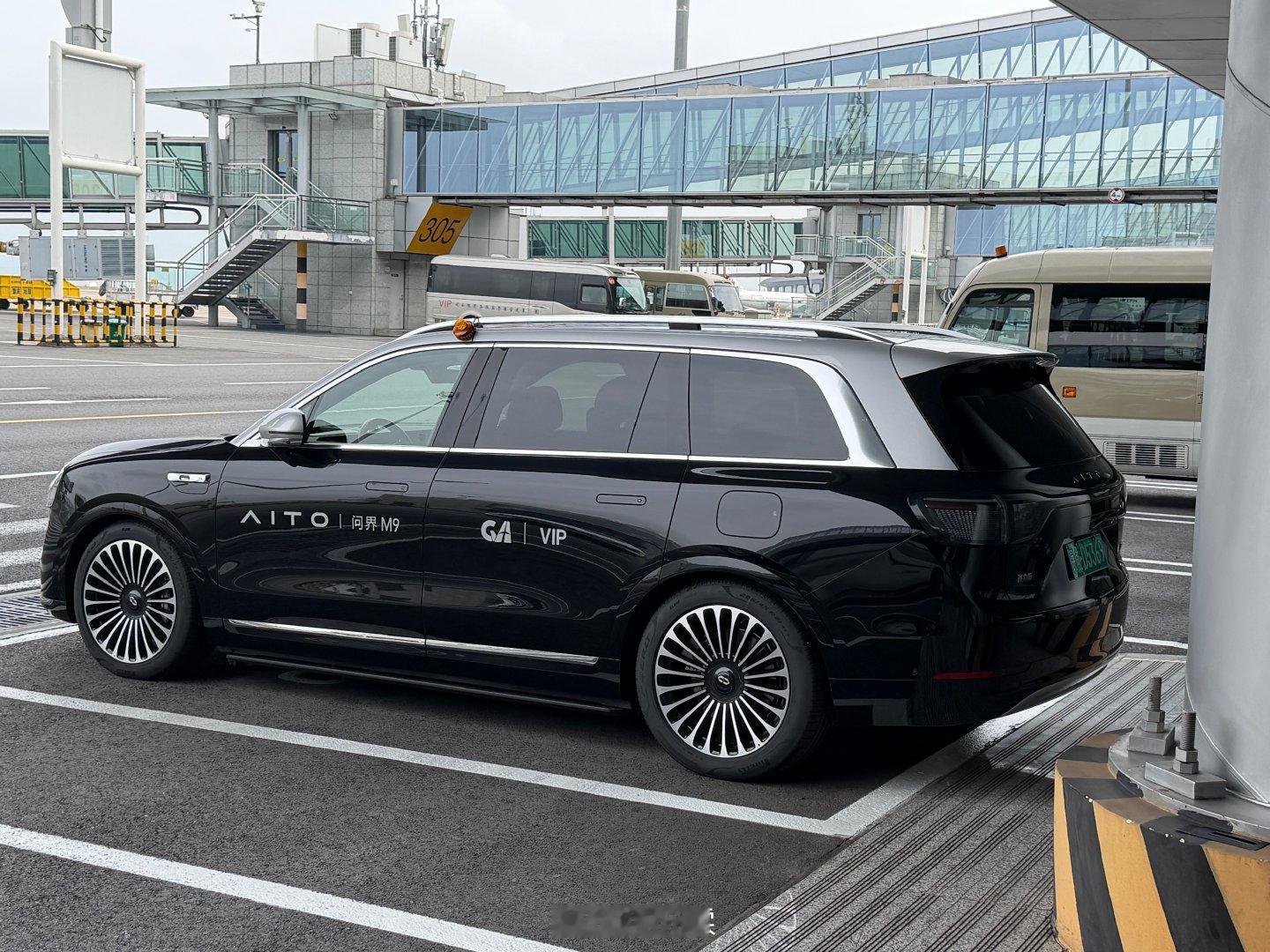 重庆机场的要客接送车，好多年前我记得是阿维塔，现在都换成问界M9了，真帅啊​