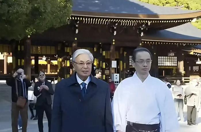 别看哈萨克斯坦总统托卡耶夫仪表堂堂，相貌也十分接近中国人，尤其是一口流利的中文，