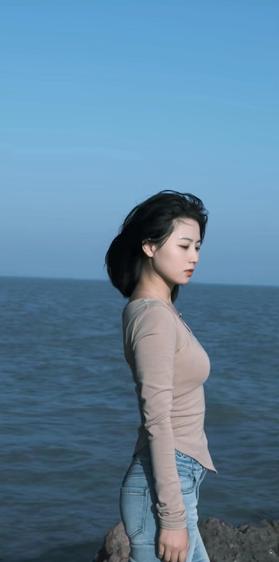 海边漫步，微风拂面，静享美好时光。