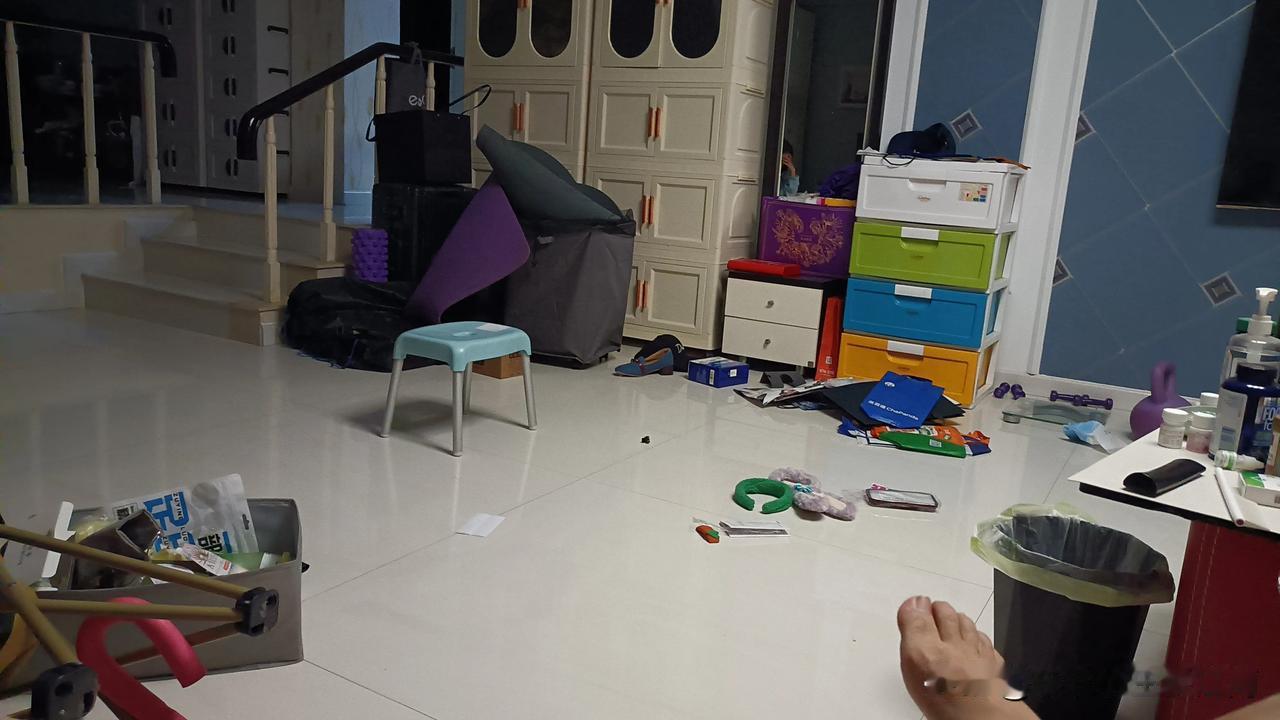 今天全家干翻了，媳妇半夜报警将女儿从酒吧叫出来，回家后，女儿象发疯一楼，将家里东