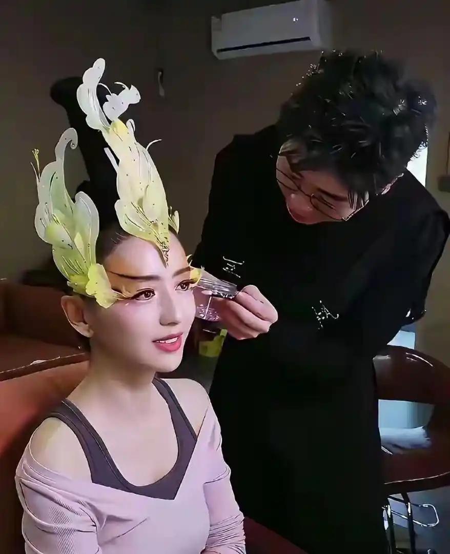 42岁的佟丽娅往台上一站，全网炸了。大家全在问：这朵“会呼吸的牡丹”到底是谁画