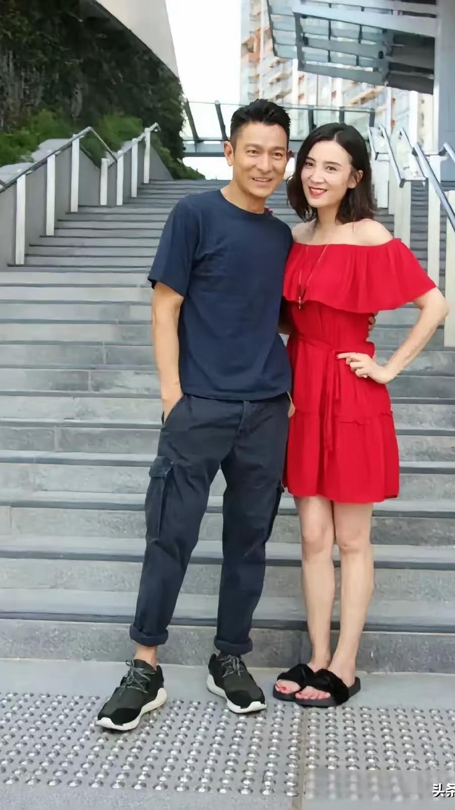 两位明星同框照你们认识吗？我只认识其中一位，他就是刘德华，他年轻的时候很帅气