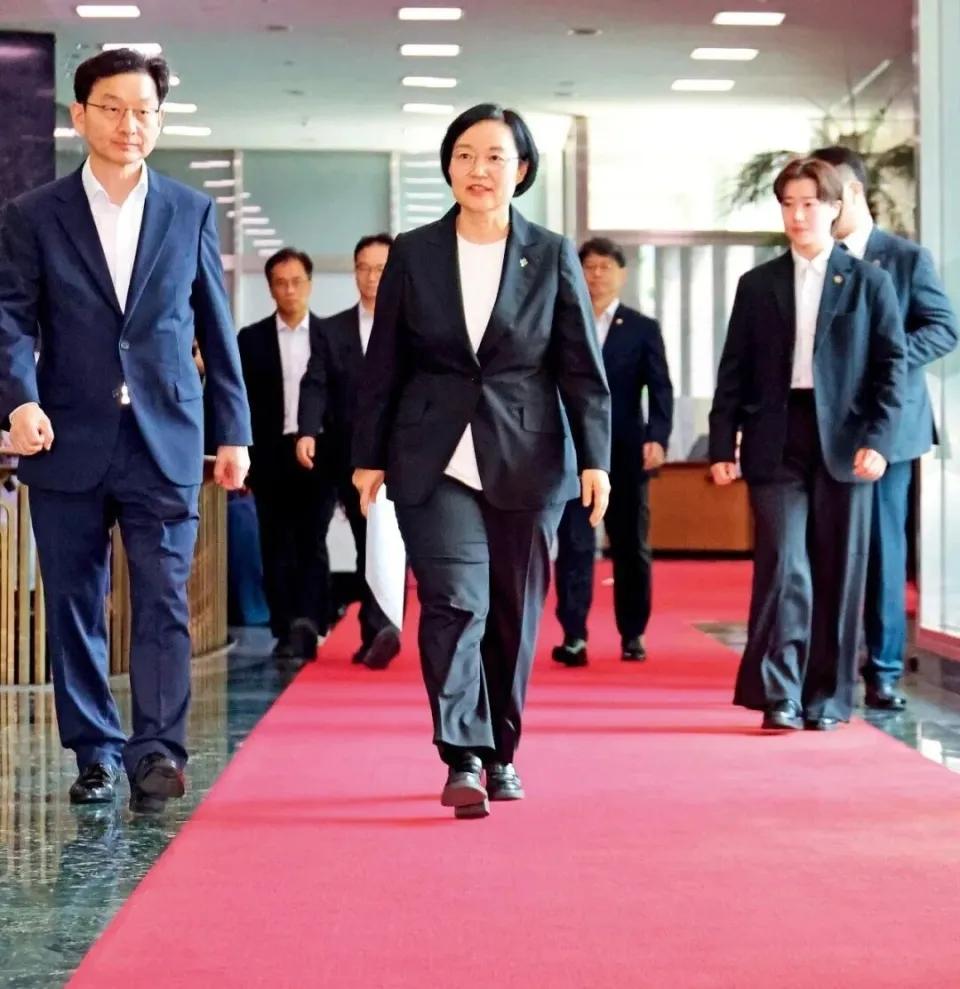 韩国迎来第二位女总理：没结婚没孩子，从记者干到大厂CEO，再干到总理 7月4