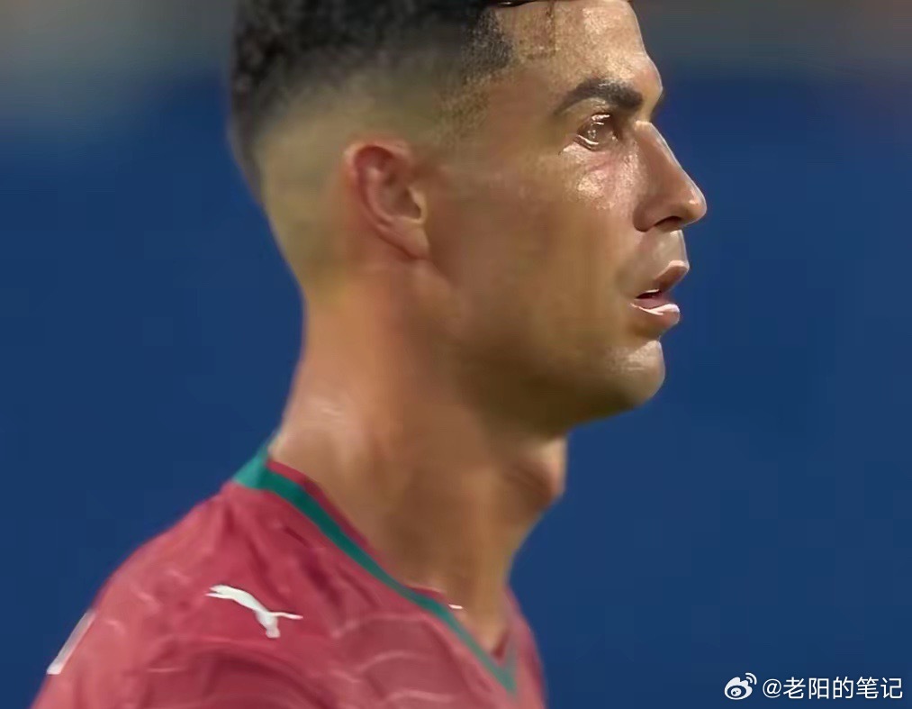 终场比分定格在0-0，葡萄牙被哥伦比亚逼平收场，打满全场的C罗赛后难掩失落。握手