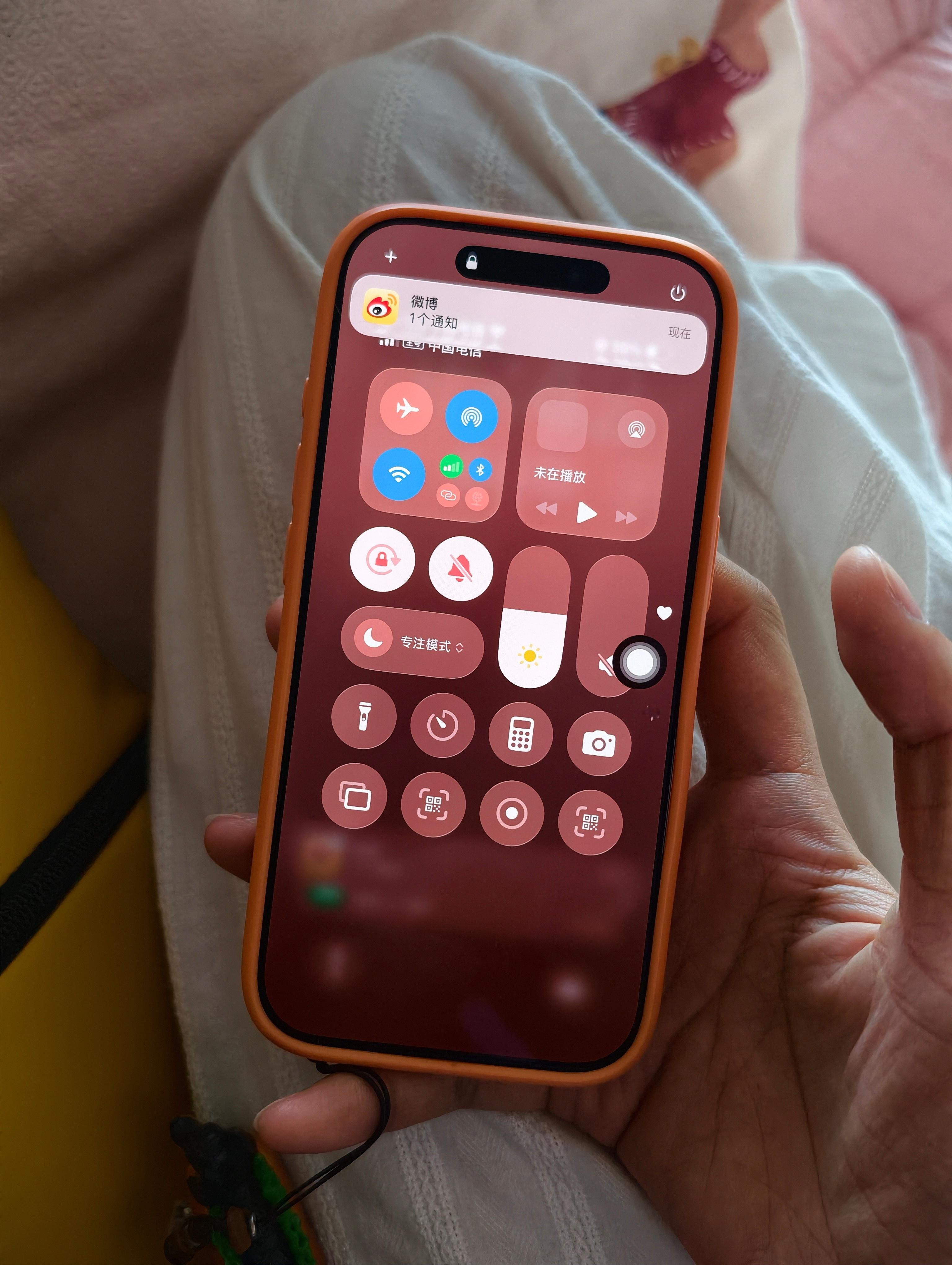 苹果手机关机还能定位，但是打开飞行模式再关机是检测不到位置的，所以一定要把控制中