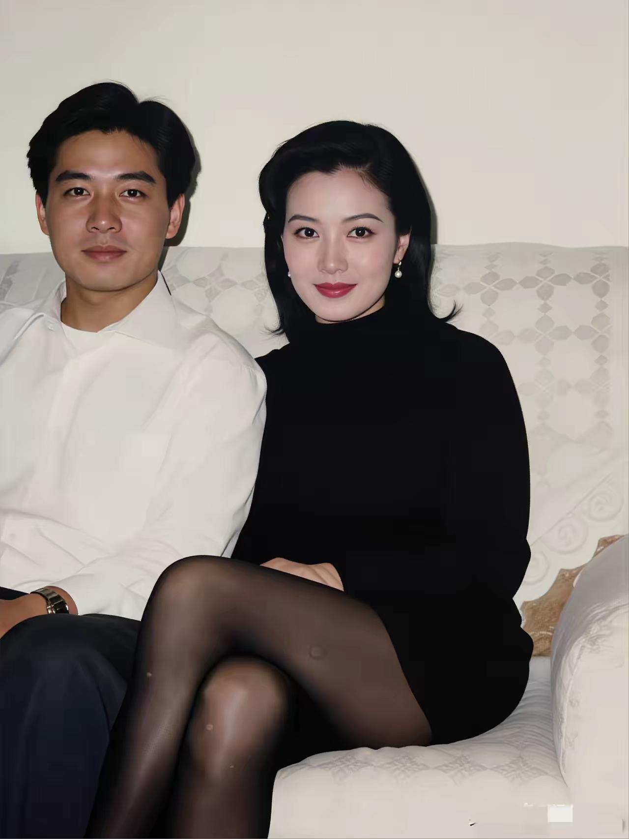 这张九O年代的照片，里面的这对夫妇放到现在都还称得上是一对俊男美女。[赞