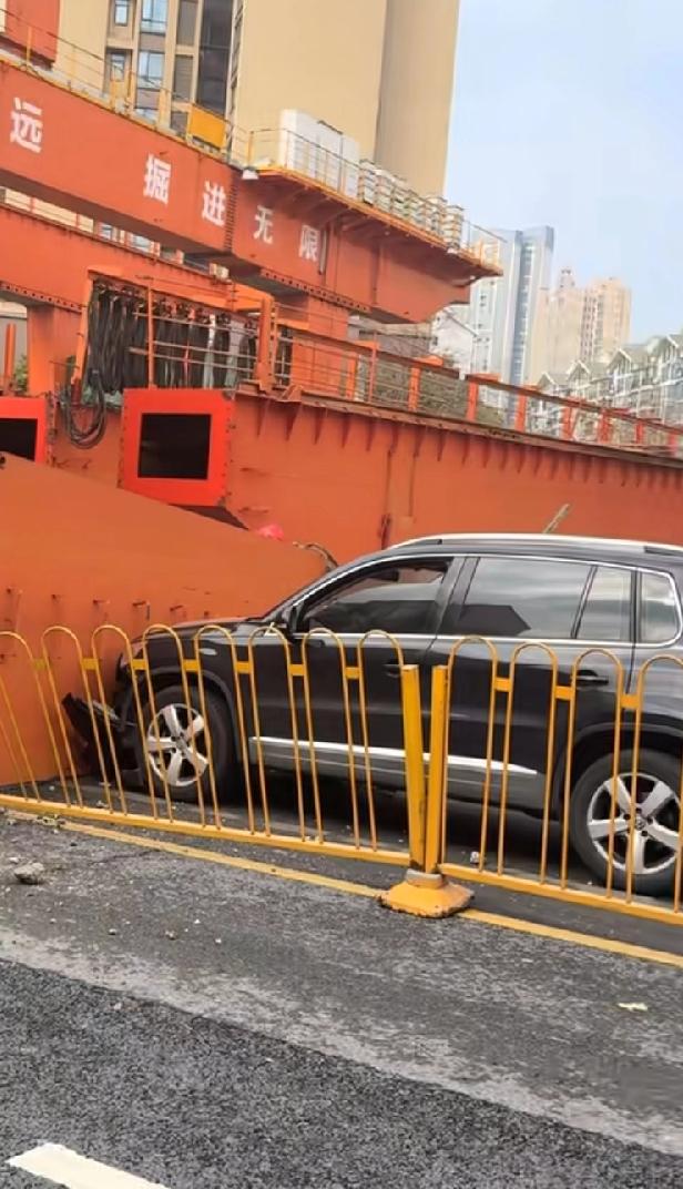武汉龙门吊坍塌，黑车车主真是烧高香了，太幸运了！但凡车速快一点，不避让白车，不让
