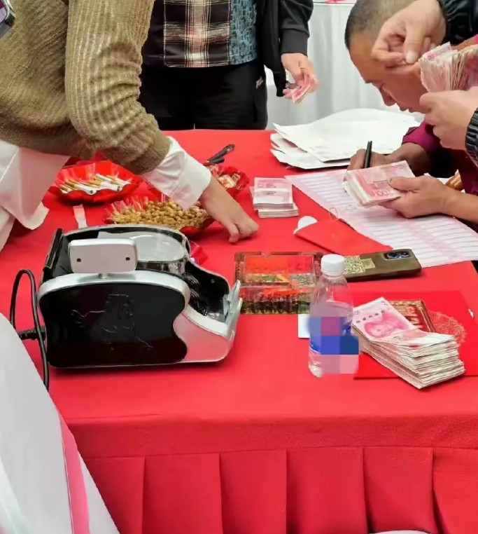 小舅子结婚前几天小舅子结婚，请村会计记账，结婚后第二天翻礼账时，发现村书记一分
