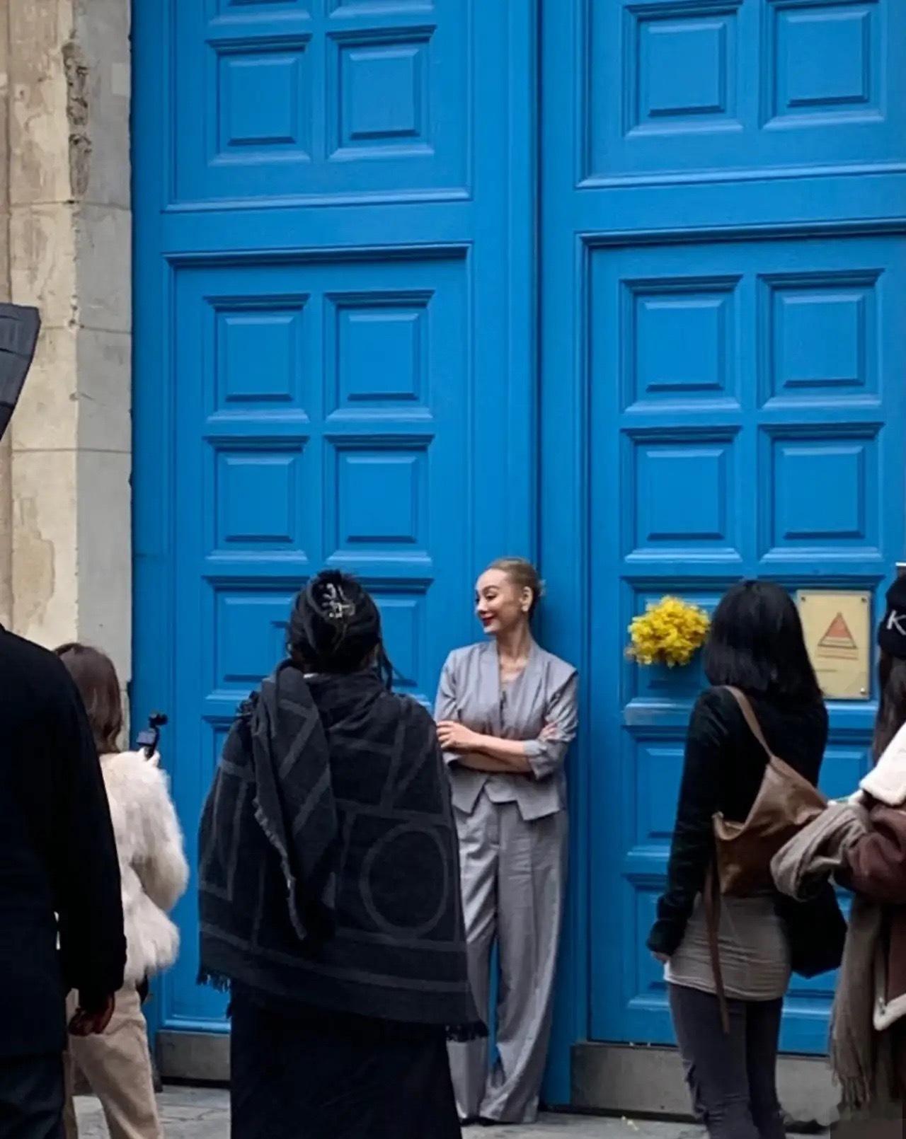 巴黎街头偶遇宁静拍广告，本人染着金色头发，梳着大光明贴头皮发型，瘦成纸片人断崖式