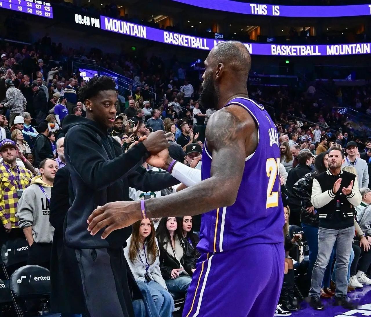 詹姆斯真偶像啊！据美媒体NBAOn报道，状元热门迪班萨被问到最期待交手的球员，