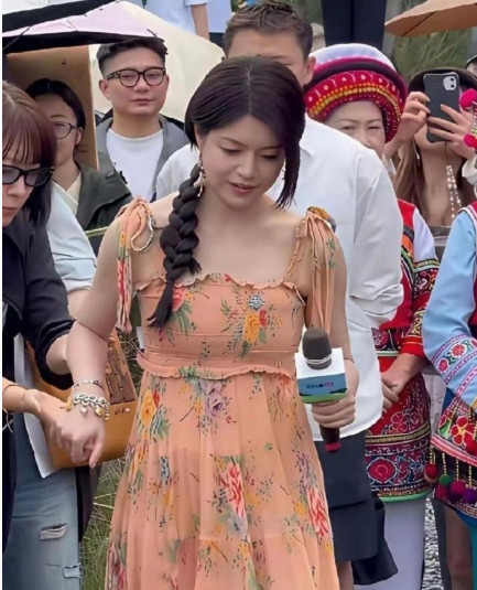 陈妍希这是假发吗？有网友说有点像两元店批发的呢？