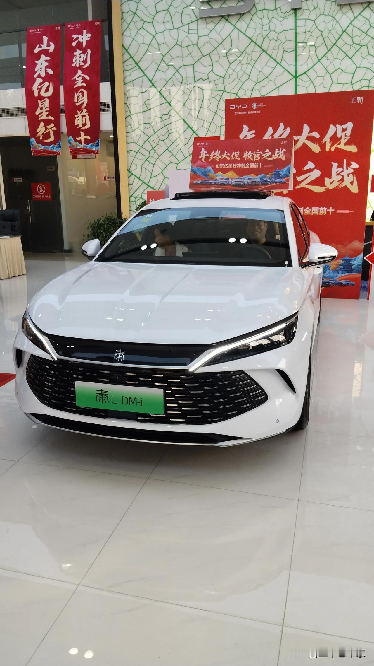 特斯拉ModelY2个电池版本，一个62.5kWh磷酸铁锂电池，一