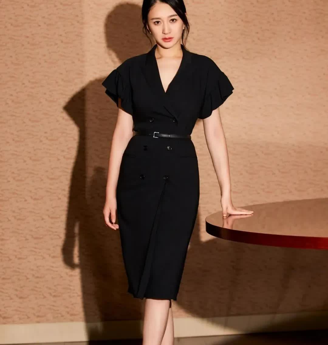 向太问李小冉:“你还没结婚吗？”李小冉说:“我结婚了，结婚10年了。”向太又问: