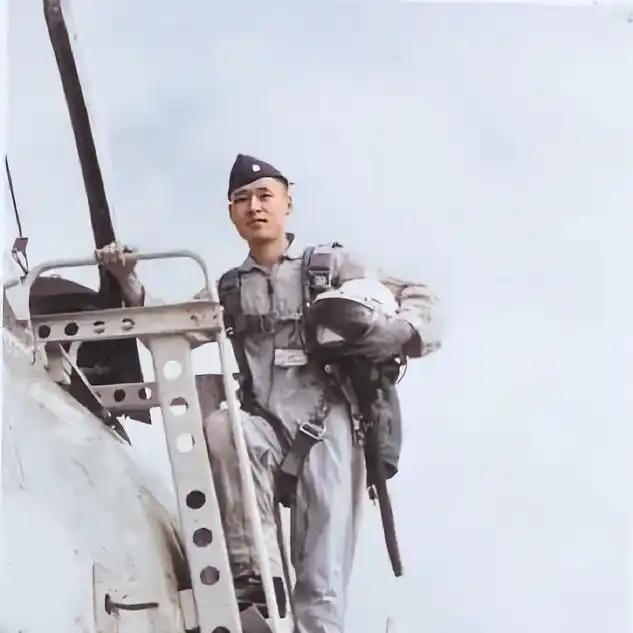 他被解放军击落后被俘21年，拒不投降，一心要回台湾效忠。1985年终于回去了，踏