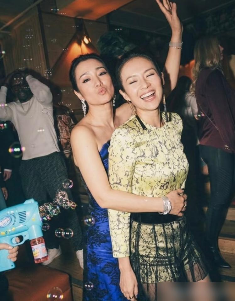 网上那张巩俐搂着“章子怡”的老照片，传得沸沸扬扬，其实是个大乌龙。照片里的人压根