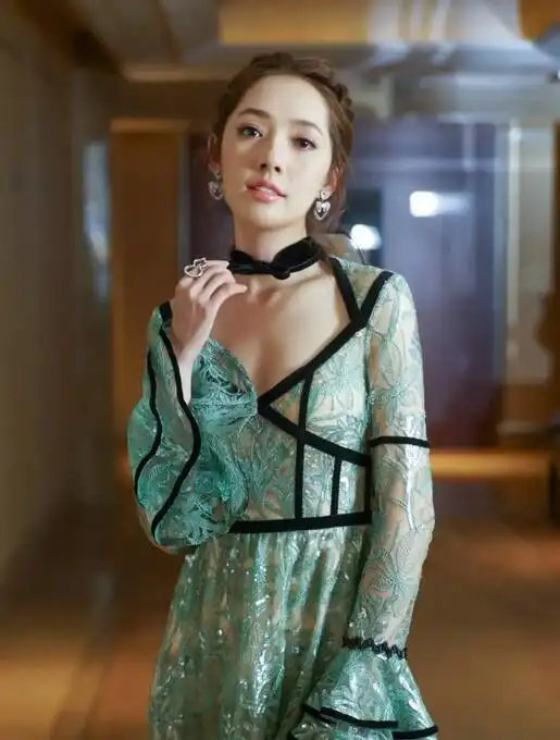 看到郭碧婷穿绿色蕾丝长裙，才懂什么叫豪门贵妇的排面，气质这块拿捏得太稳了