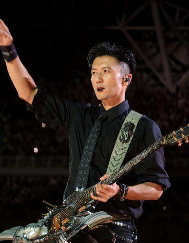 这一夜，青岛的夜空下，一只蝴蝶悄无声息地落了下来。2026年7月25日晚7点