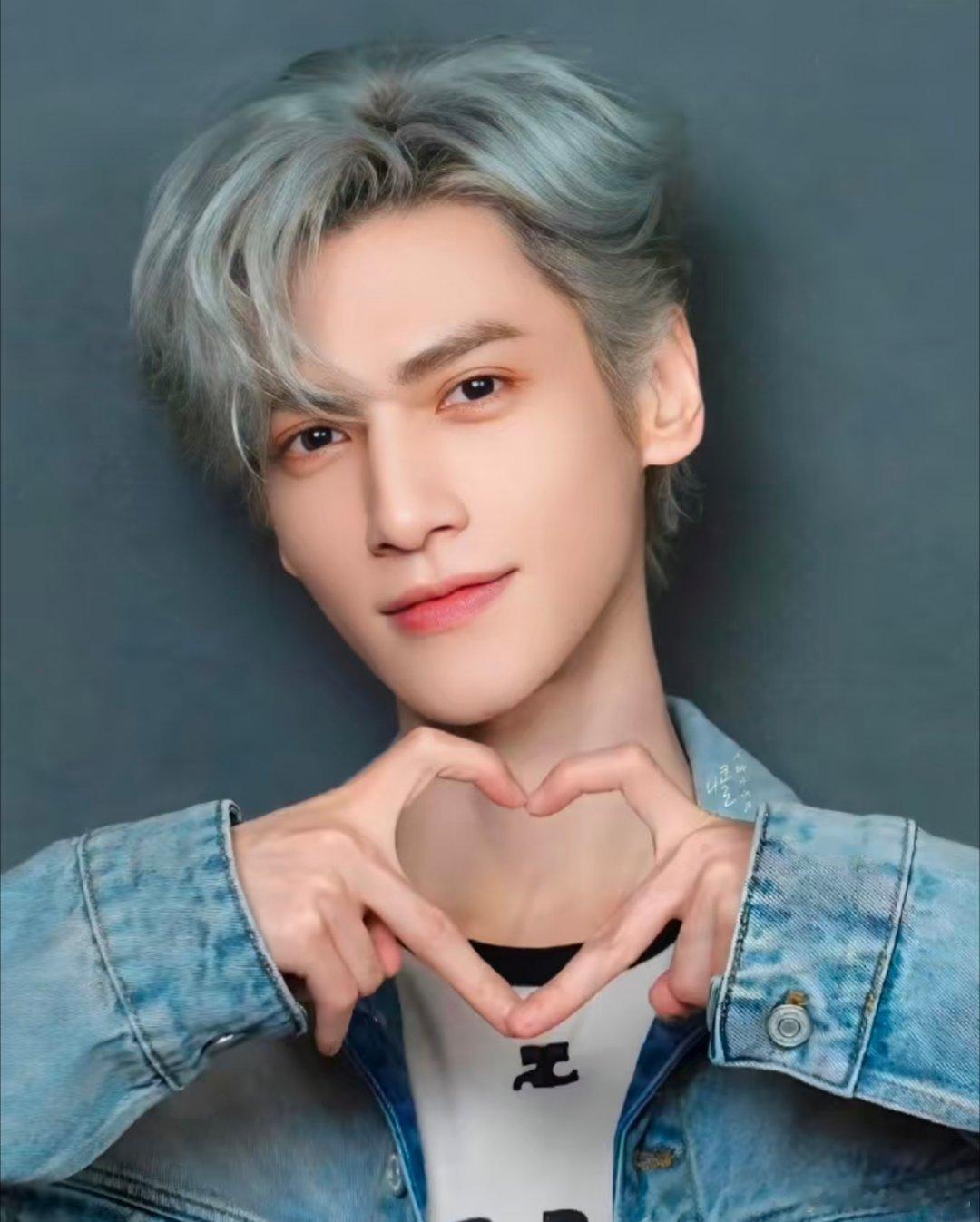 1、王耀庆在主持某杂志盛典的采访环节时,对着钟楚曦贴脸开大,称她应该是要抢着送上