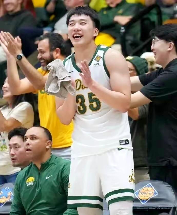 看看王俊杰，再看看杨瀚森王俊杰和杨瀚森同为20岁，都在美国打球，而且今天这场