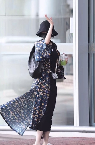 杨幂又一次穿新中式了，天生的衣架子。杨幂穿着新中式汉服出现在机场，又一次展示了东