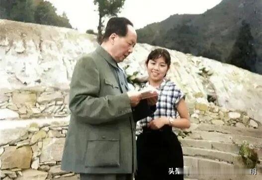 庐山暖忆：毛主席与平凡医护的温情瞬间看到这张照片，人们大都会问：毛主席身边