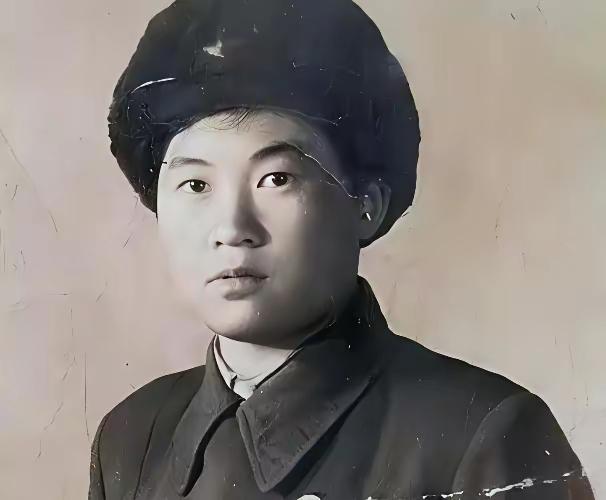 🌛“1950年，女兵失血休克被按在手术台，死死攥住男医生手腕吼：‘换女医生