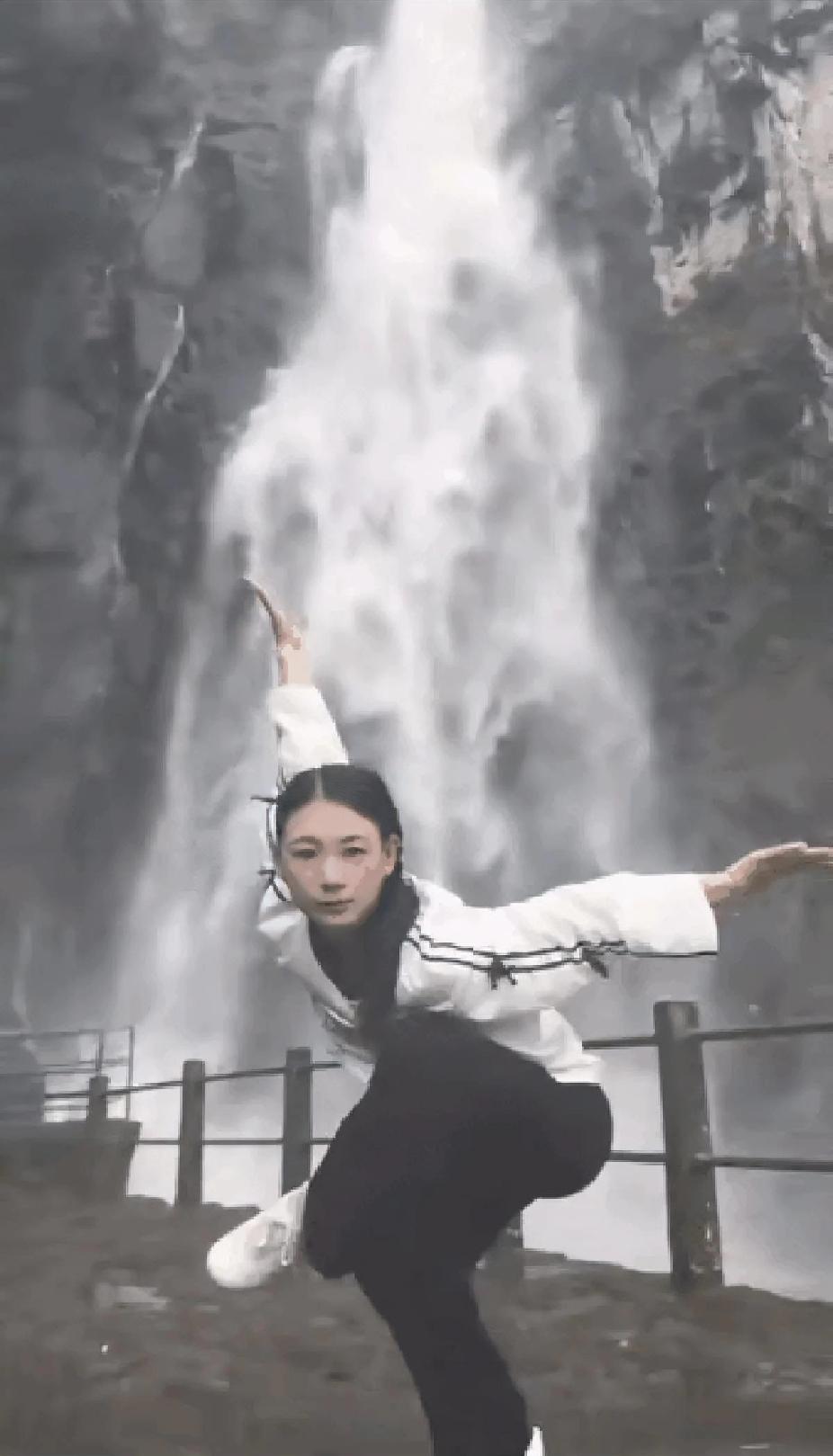 “火上热搜”！浙江，一女生五一不出去玩，谁知节后刚上了一天班，她就请假，来到一瀑