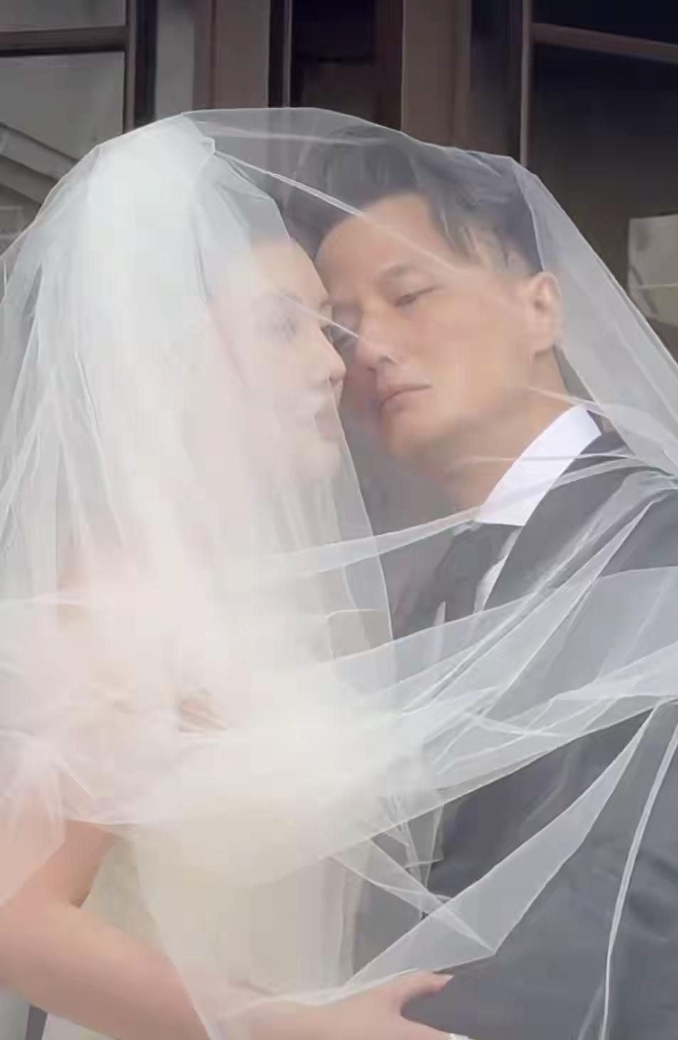 谁能想到，演惯了反派大佬的尹子维，拍婚纱照时能这么苏！50岁的他鬓角虽有银丝，但