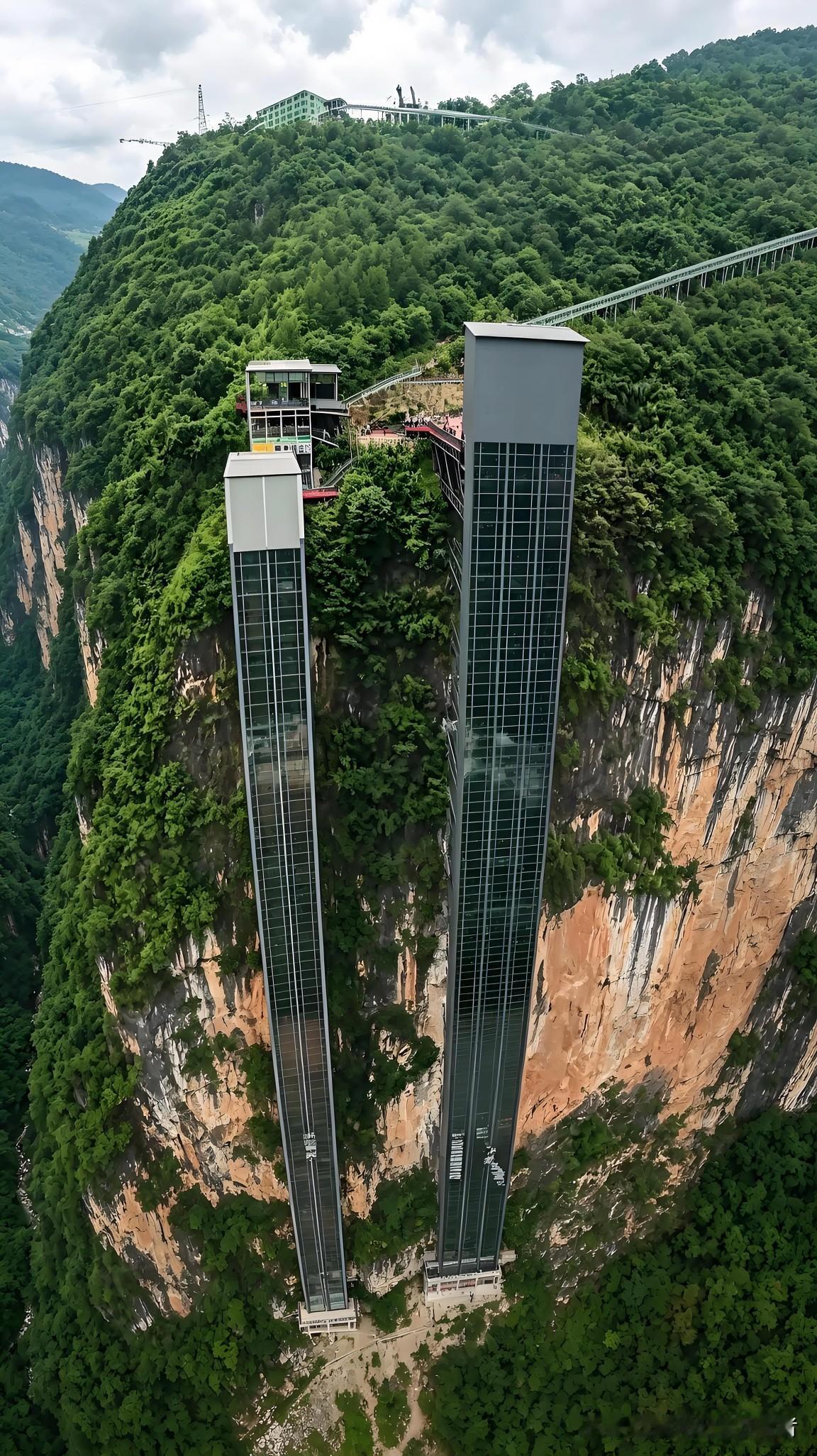 云南宣威尼珠河大峡谷第二部“空中校车”，真的太让人震撼了。难以想象，在云南