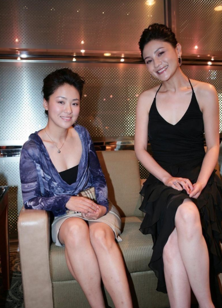 左边的沈傲君，我认识，她眉间长了一颗很有辨识度的痣，长相大气，五官精致，是无数男