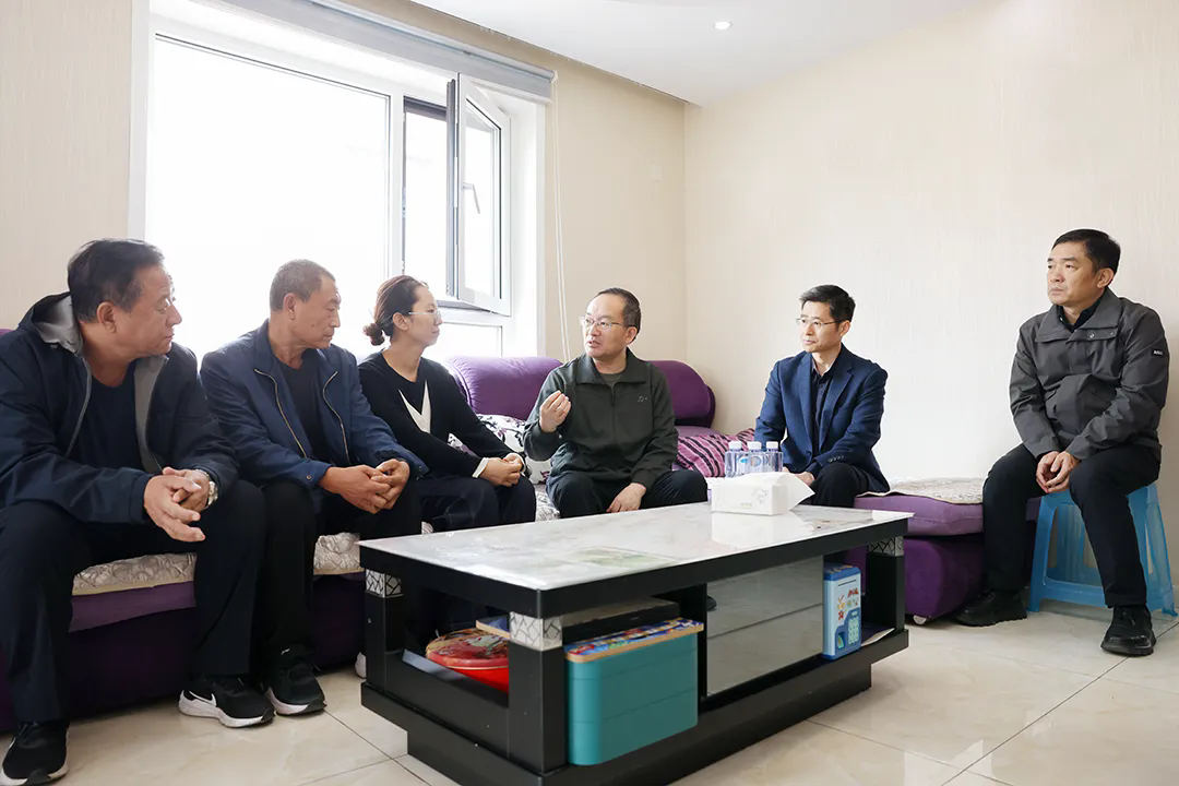 省领导到铁岭看望慰问在执法现场被撞牺牲民警郑亮家属及在一线执勤的民警辅警