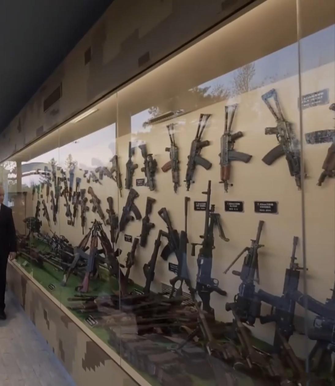 朝鲜兵在俄罗斯联邦库尔斯克州缴获的乌克兰武装部队的轻武器。