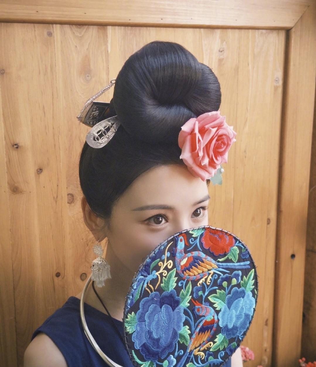 #我的宝藏兴趣#毛晓彤变得苗妹，民族风打扮好亮眼，笑容依旧甜美。
