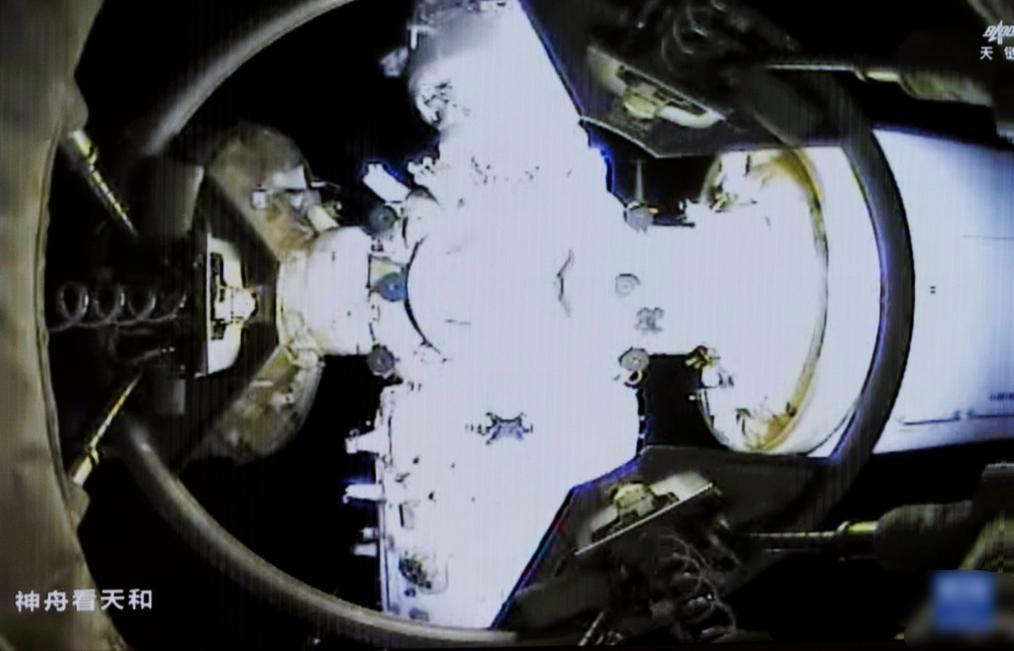 神舟飞船遭撞击，宇航员推迟返回，中国“新科技”能否经受住考验？据央视报道，刚
