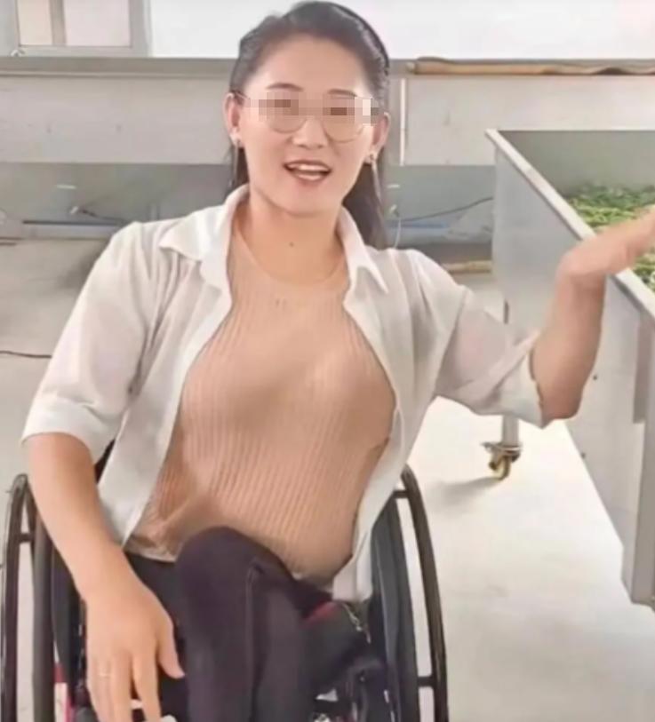 山东一名靠爬行维持生活的女子，在24岁时嫁给了一个46岁的单身男人，婚后，她不听