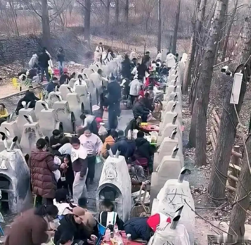 这如果没人说，乍一看还以为上坟呢