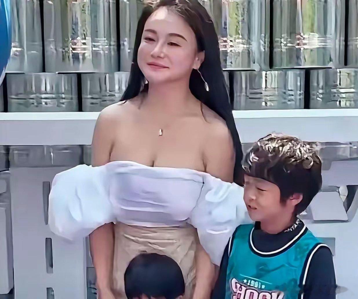 冉莹颖作为三个孩子的母亲，出现在校园亲子场合，着装尺度确实容易让人觉得分寸感缺失