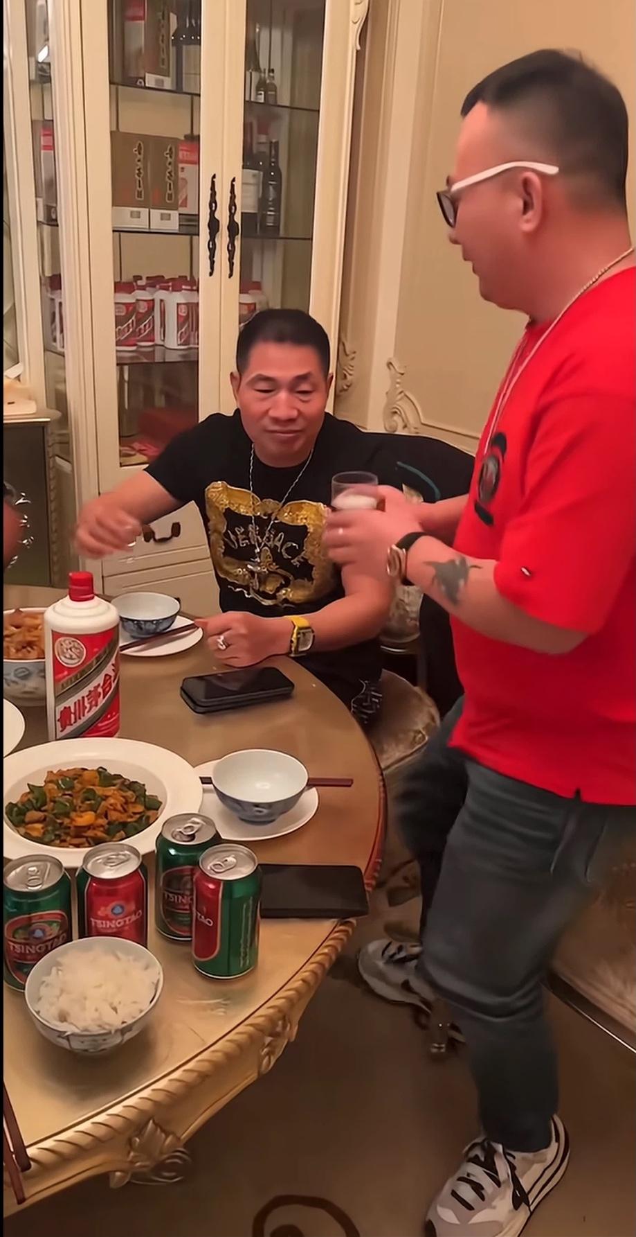 江苏盐城大佬，张井生张二哥，目中无人，傲气十足，他的徒弟给他敬酒，他全程稳坐泰山