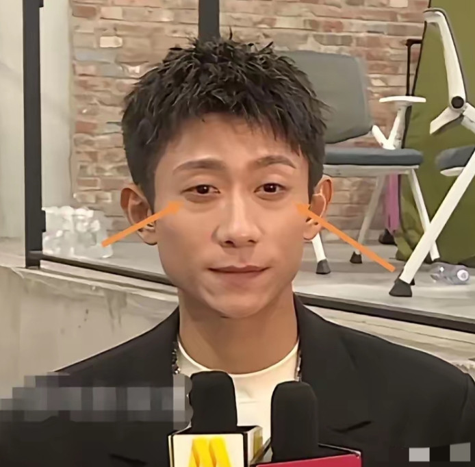 张一山近照差点认不出来了，他从小到大就没胖过，看着像不到120斤……张一山个