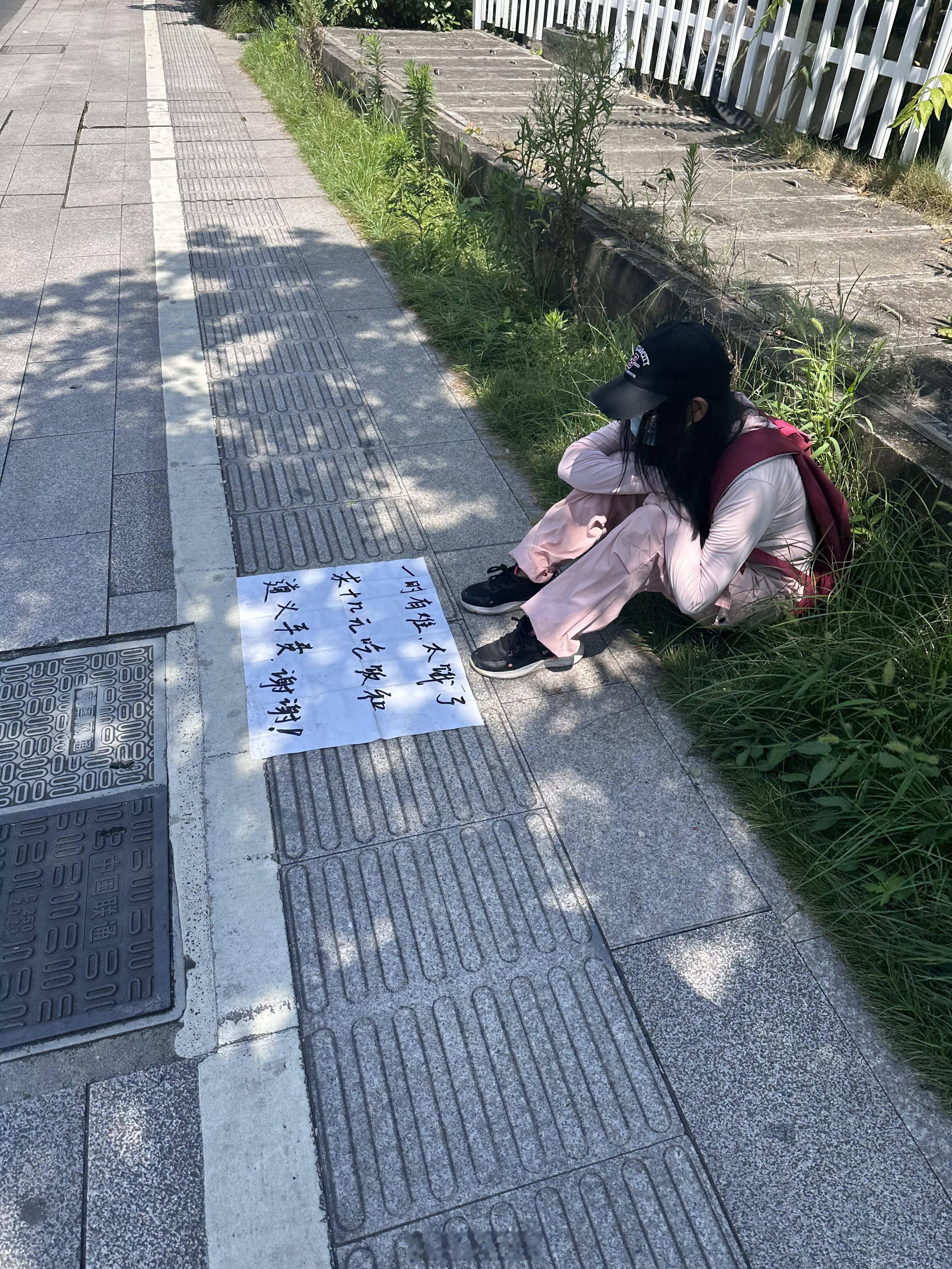 第一张照片是我2025年4月拍的在萧山钱江世纪城第二张是我今天在萧山的一个地