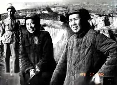 兵不厌诈毛主席在陕北和胡宗南周旋的时候，曾唱过一出“空城计”。