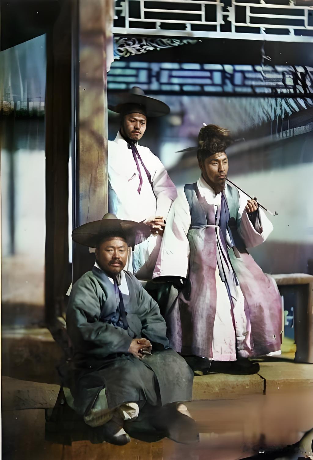 这张清末的老照中这群穿着朝鲜族传统服饰的人，他们是跟着使团来北京的朝鲜商人，正扎