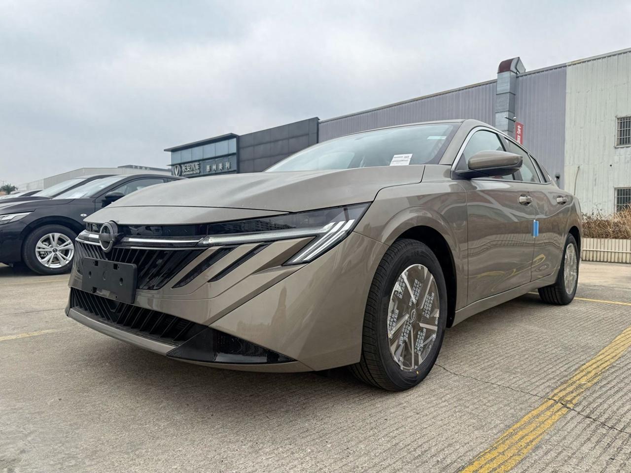 全新轩逸实拍！这前脸你受得了吗兄弟们，日产轩逸又双叒叕换代了！这次是动真格的，