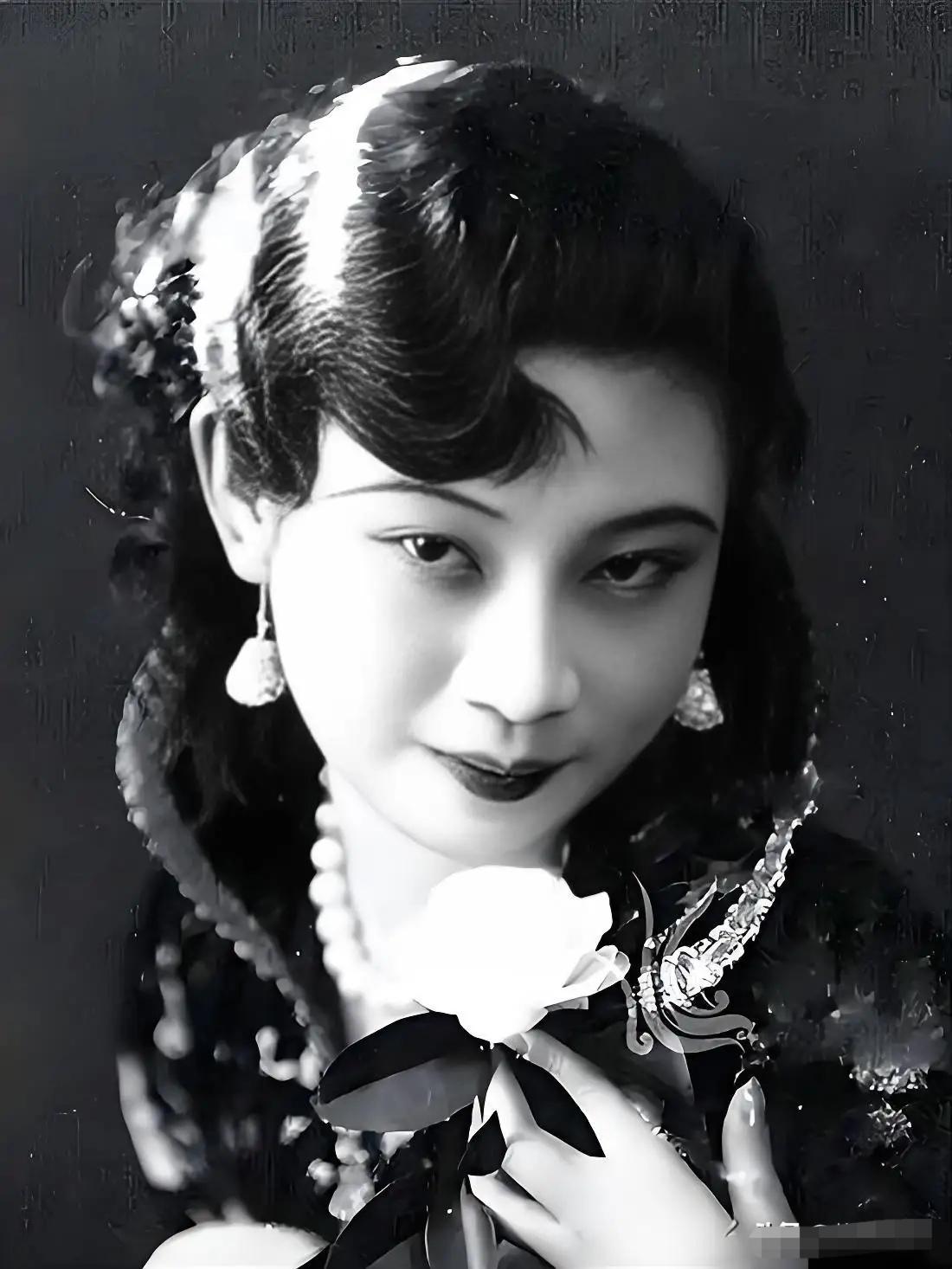 当年军统有个头号女特工，跟日本军官跳舞，对方竟伸手摸她旗袍开衩，她笑着就把沾了毒