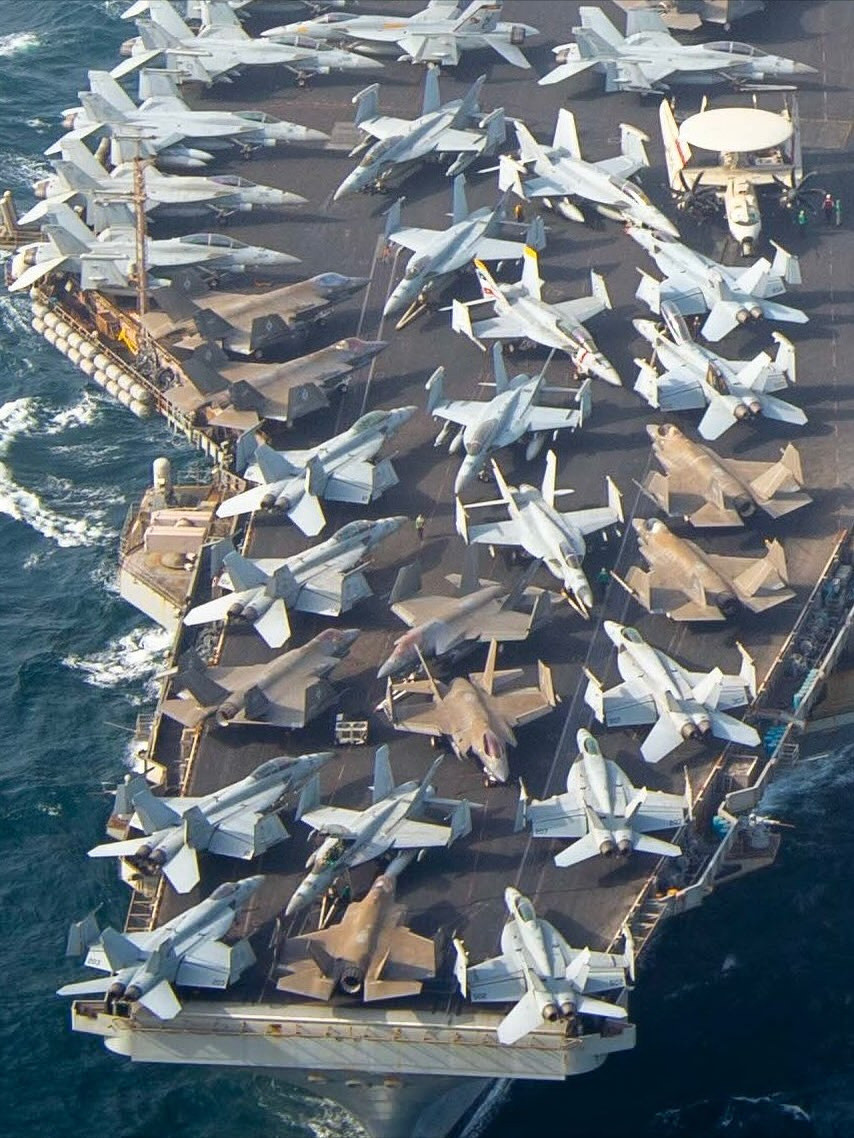 果然还是美军的F-35C技术更先进啊，都用上变色技术了！好家伙，近日美国海军航母