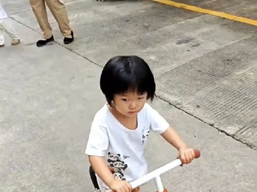 逗小孩玩的人，一般都是喜欢孩子并有慈爱之心的人！张xr，你来咸宁这么久，咸宁