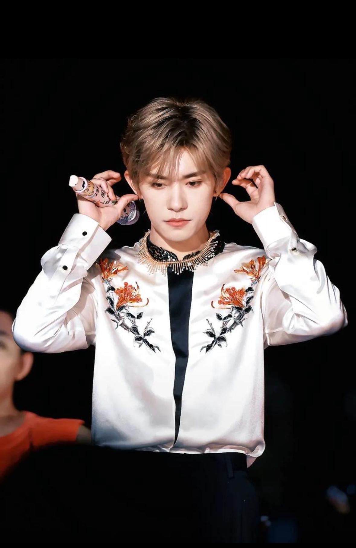 易烊千玺21岁拿影帝，同团两人沉寂，偶像转型路藏着什么秘密。2023年1月15