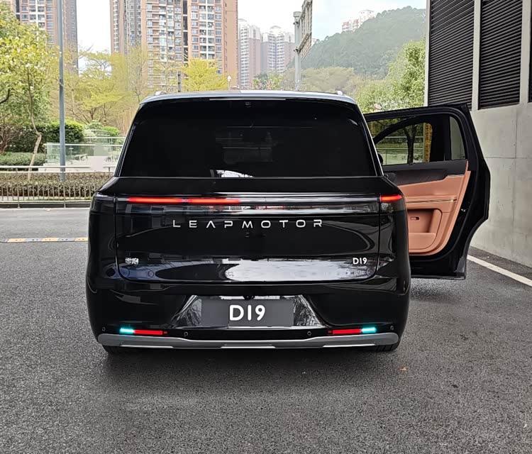 下雨天坐零跑D19，感知系统全程在线，前两天下大雨搭同事的零跑D19回家，雨大到